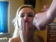 豐滿的女郎閉著眼睛享受邋遢的深喉嚨粗暴性愛